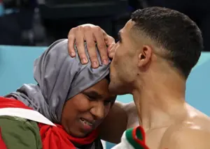 مادر، قهرمان بزرگ زندگی اشرف حکیمی