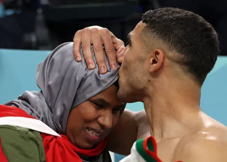 مادر، قهرمان بزرگ زندگی اشرف حکیمی