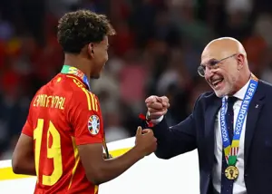 سرمربی اسپانیا با کلاه ایمنی در نوکمپ!