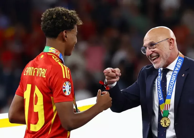 سرمربی اسپانیا با کلاه ایمنی در نوکمپ!