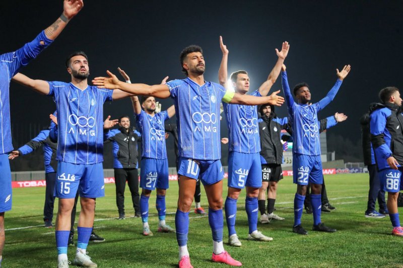 شروع بازی استقلال با یک ساعت تأخیر