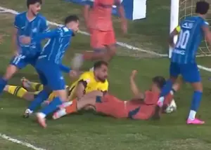 بازسازی صحنه مهم جام‌جهانی توسط پادیابی‌ها! (عکس)