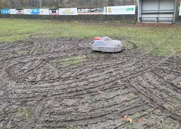 ربات زمین چمن را شخم زد: درست مثل گاوآهن!