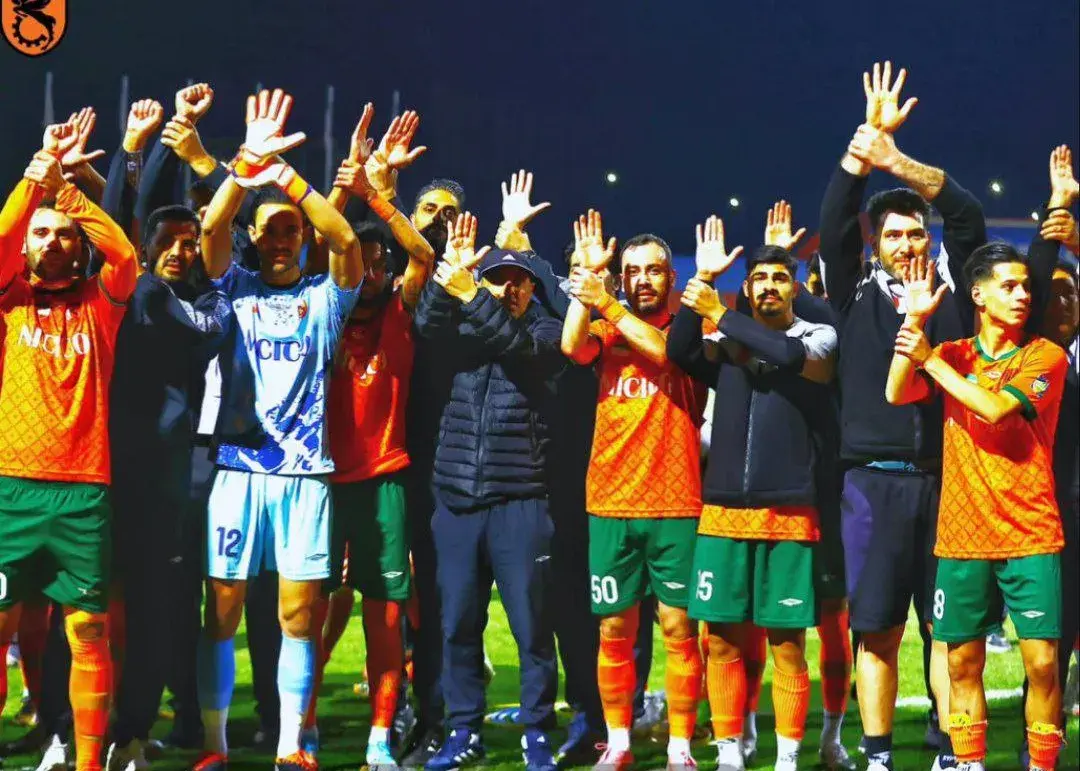 خطیبی حتی با برد هم زیر فشار شعارها