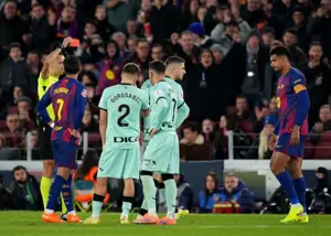 اولین کارت قرمز در نوکمپ جدید! (عکس)