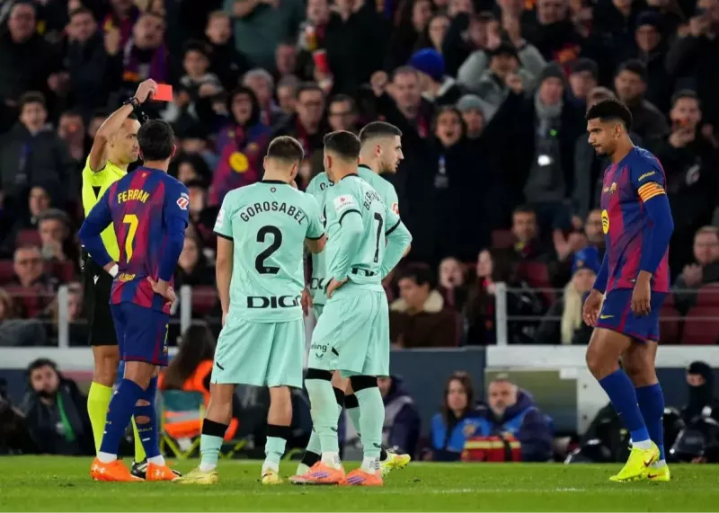 اولین کارت قرمز در نوکمپ جدید! (عکس)