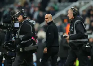 پپ با بازیکن، داور و فیلمبردار درگیر شد!