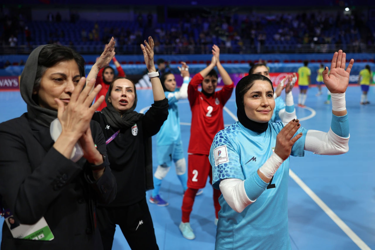 عکس | اشک‌های تلخ دختر ایرانی پس از شکست مقابل برزیل 4