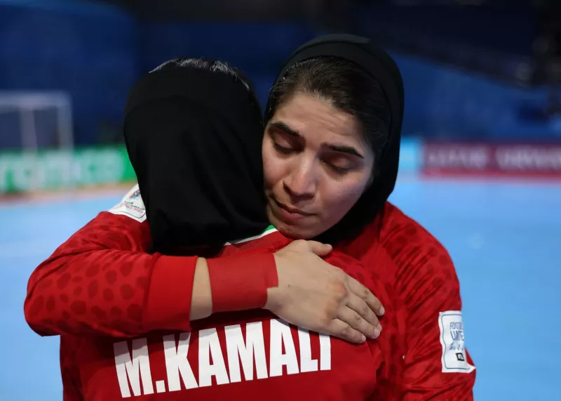 اشک‌های مهسا، صحبت‌های گزارشگر و آغوش الهام!