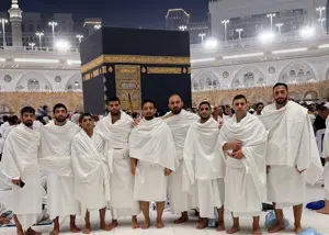 ستاره های کشتی در کنار خانه خدا(عکس)