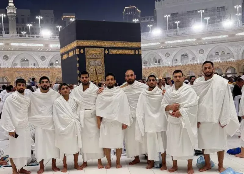 ستاره های کشتی در کنار خانه خدا(عکس)