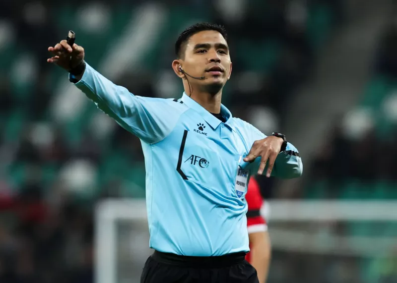 داور خوش‌یمن مالزیایی برای تراکتور سوت می‌زند