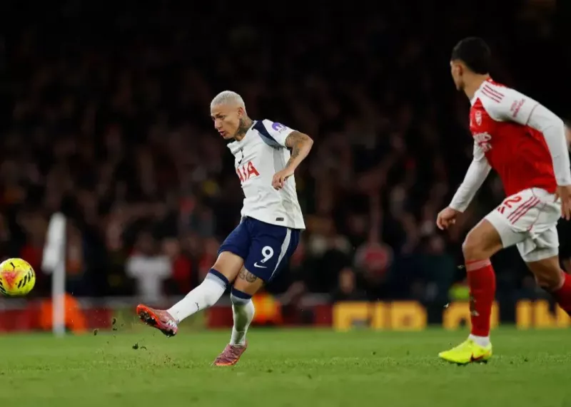 گل شگفت‌انگیز ریچارلیسون: امارات شوکه شد! (عکس)