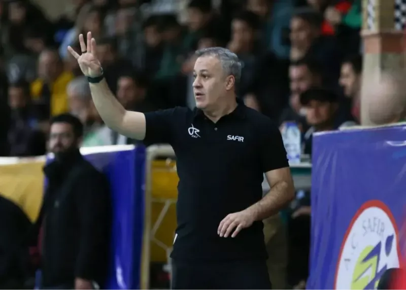 یک مربی نیمکت تیم انتهای جدولی را گردن گرفت