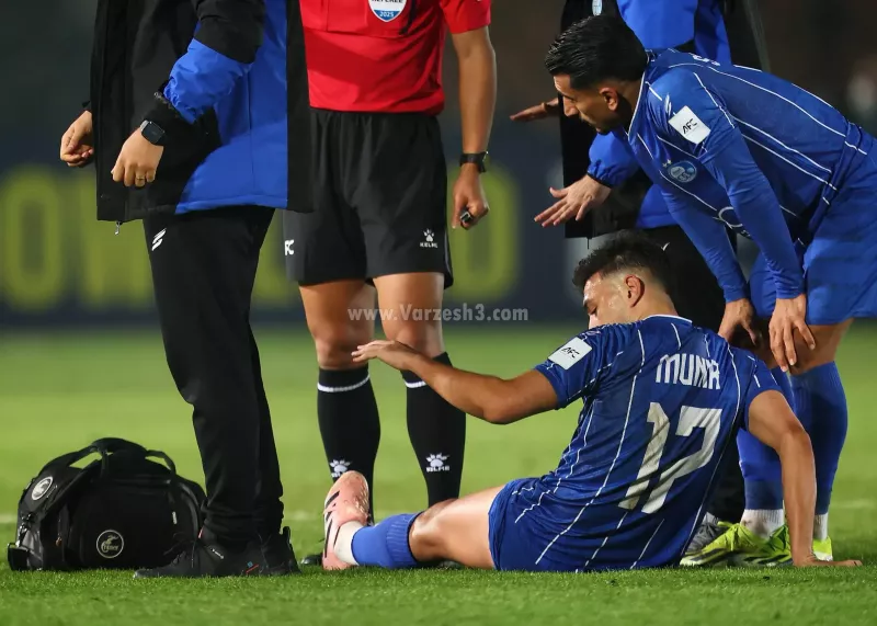 منیر به جای بیمارستان از رختکن بیرون آمد!