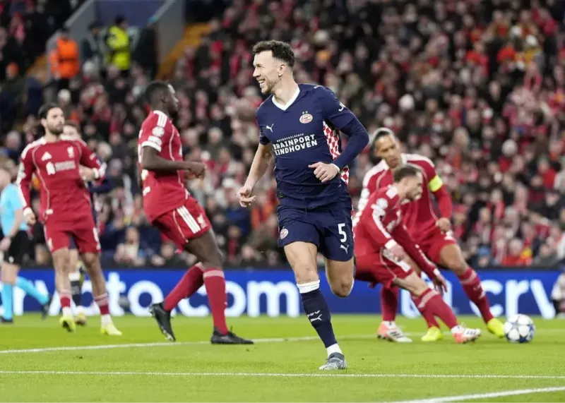 شروع فاجعه لیورپول: پی‌اس‌وی در آنفیلد گل زد!