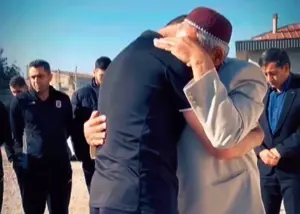 بغض عطایی در آغوش پدر صابر ترکید