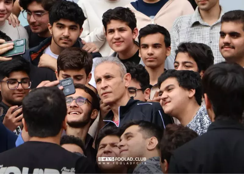 سلفی خاطره‌انگیز یحیی با دانش‌آموزان اهوازی