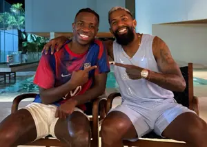 وینیسیوس و رفیقش در آتن: جنگ برادرها (عکس)