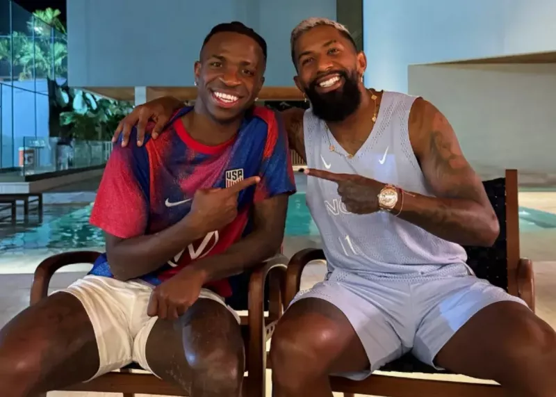 وینیسیوس و رفیقش در آتن: جنگ برادرها (عکس)