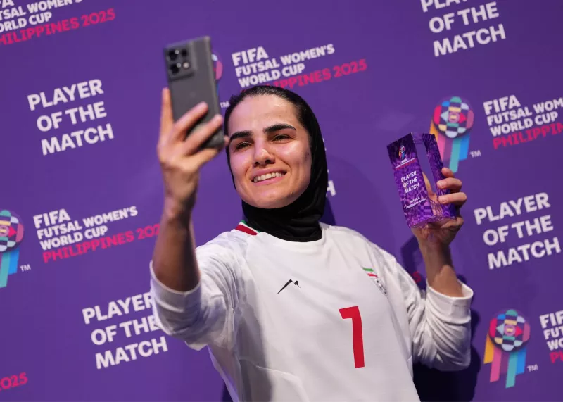 سلفی فرشته با جایزه جذاب جام جهانی (عکس)