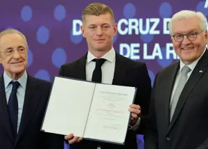 نصب نشان افتخار بر سینه تونی کروس (عکس)