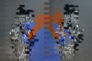 ستاره جوان استقلال به یاد شهدای مدرسه میناب