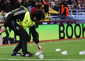 ستاره استون ویلا قربانی خشونت هواداران حریف شد