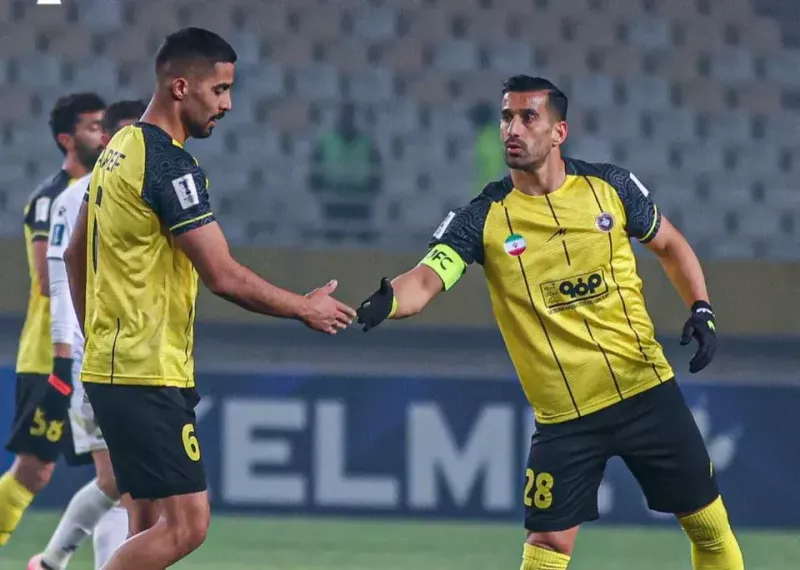 عارف وسط زمین سپاهان را تحویل گرفت (عکس)