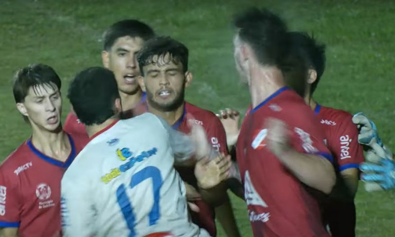 بدترین مشتزنی در تاریخ فوتبال (عکس)