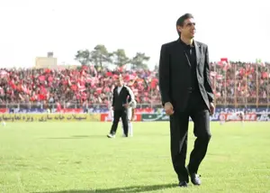 همه در پرسپولیس روزنامه‌ می‌‌خوانند! (عکس)