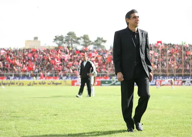 همه در پرسپولیس روزنامه‌ می‌‌خوانند! (عکس)