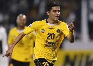 شوت‌های شریفی به سمت دروازه تیم محبوبش!