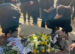 گریه‌های مجتبی حسینی در غم فراق پدر(عکس)