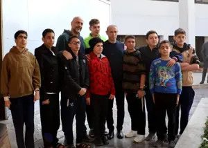 عکس یادگاری یحیی با هواداران روشندل