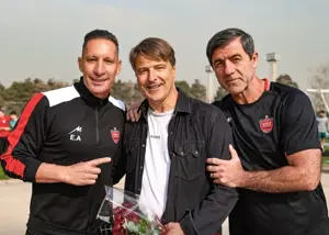 دسته‌گل سرخ برای بدرقه مربی آلمانی پرسپولیس