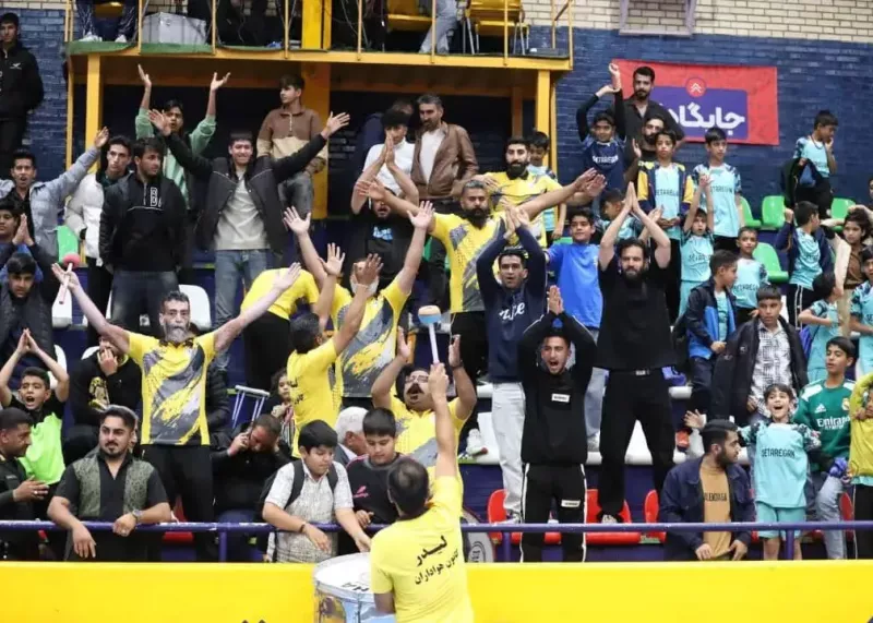 طعنه سنگین سیرجانیها: تشویق کاپیتان حریف!