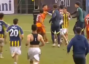 دربی استانبول شروع نشده دعوا داشت!