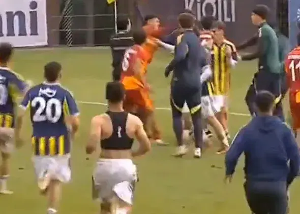 دربی استانبول شروع نشده دعوا داشت!