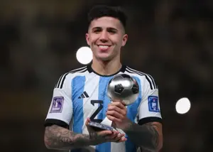 من نژادپرست نیستم و عذرخواهی کردم