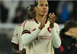 پاسخ فن‌دایک به انتقادات: منتقدان حقوق می‌گیرند!