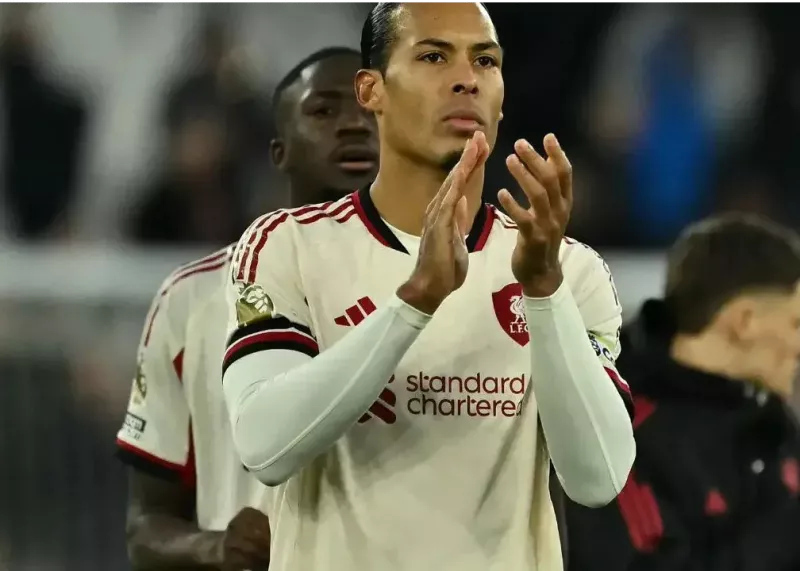 پاسخ فن‌دایک به انتقادات: منتقدان حقوق می‌گیرند!