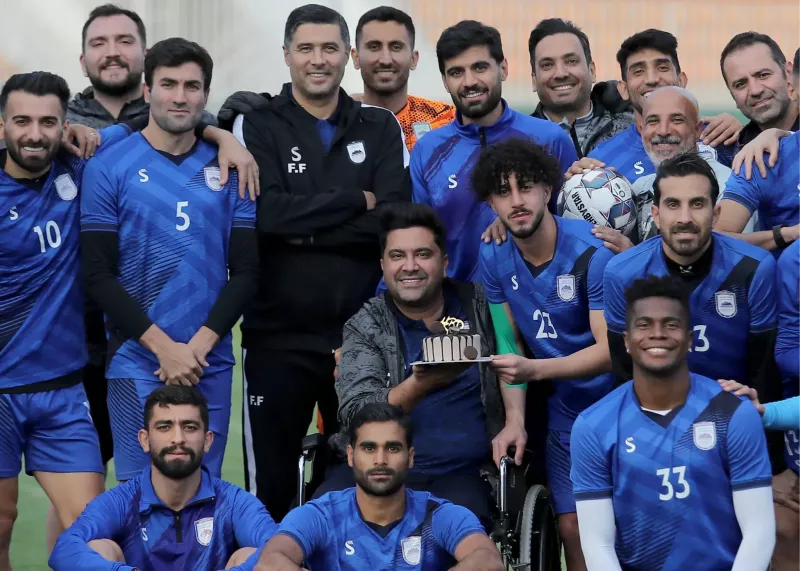 سورپرایز تولد در حاشیه تمرین چادرملو (عکس)