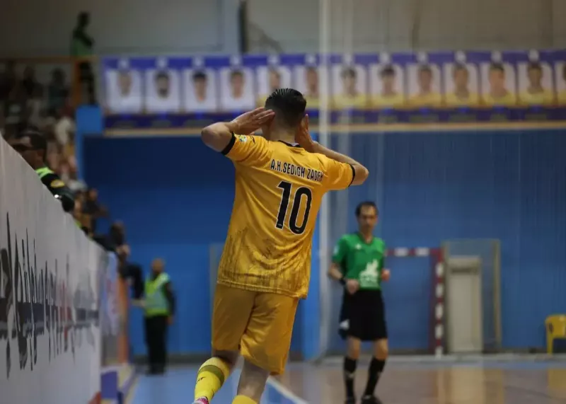 بفرمایید آقای شمسایی، رأس جوان و گلزن!