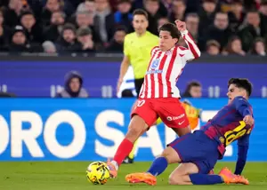 بارسلونا شانس آورد ۱۰ نفره نشد! (عکس)