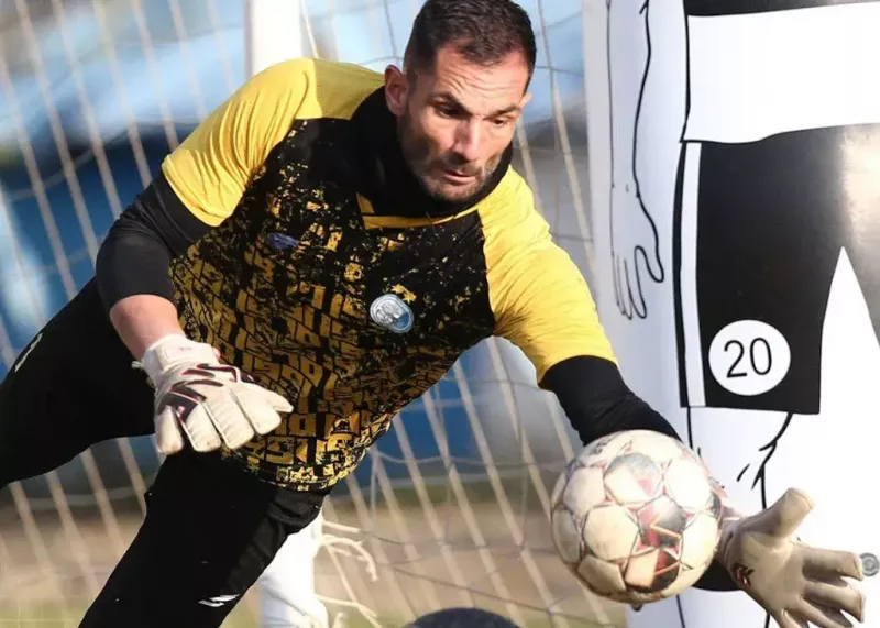 دستکشهای سفارشی آدان برای دربی رسید