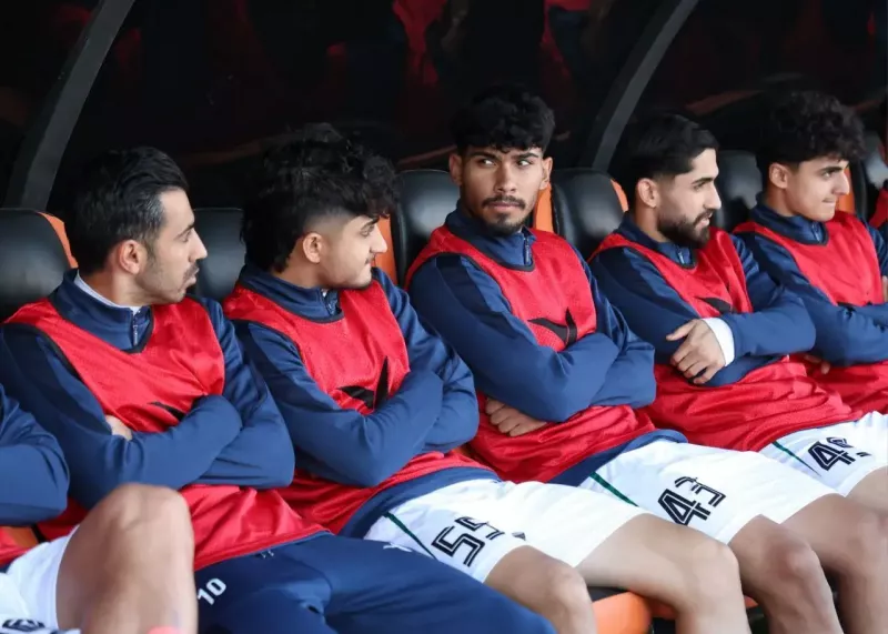 نیمکت بسیار جوان در بازی حساس لیگ برتر (عکس)