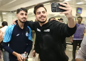 شور دربی مقابل هتل مشترک استقلال و پرسپولیس