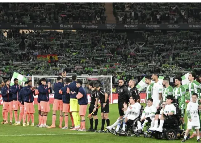 هوادار بارسا به خاطر برد تیمش کتک خورد!