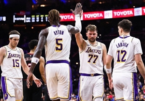 لیگ NBA: پیروزی لیکرز با درخشش جیمز و دانچیچ